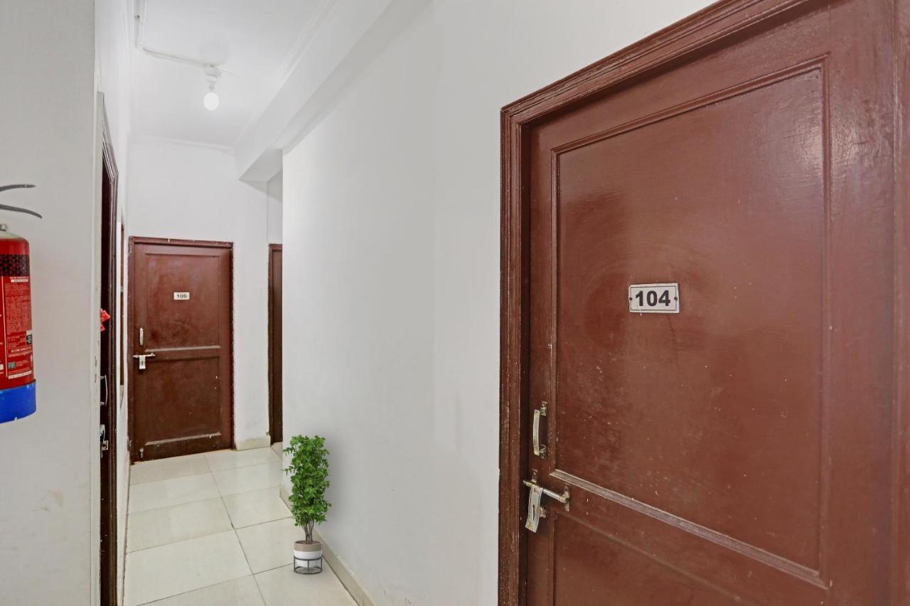 Collection O Mayank Near Iskcon Temple Noida Hotel 4*