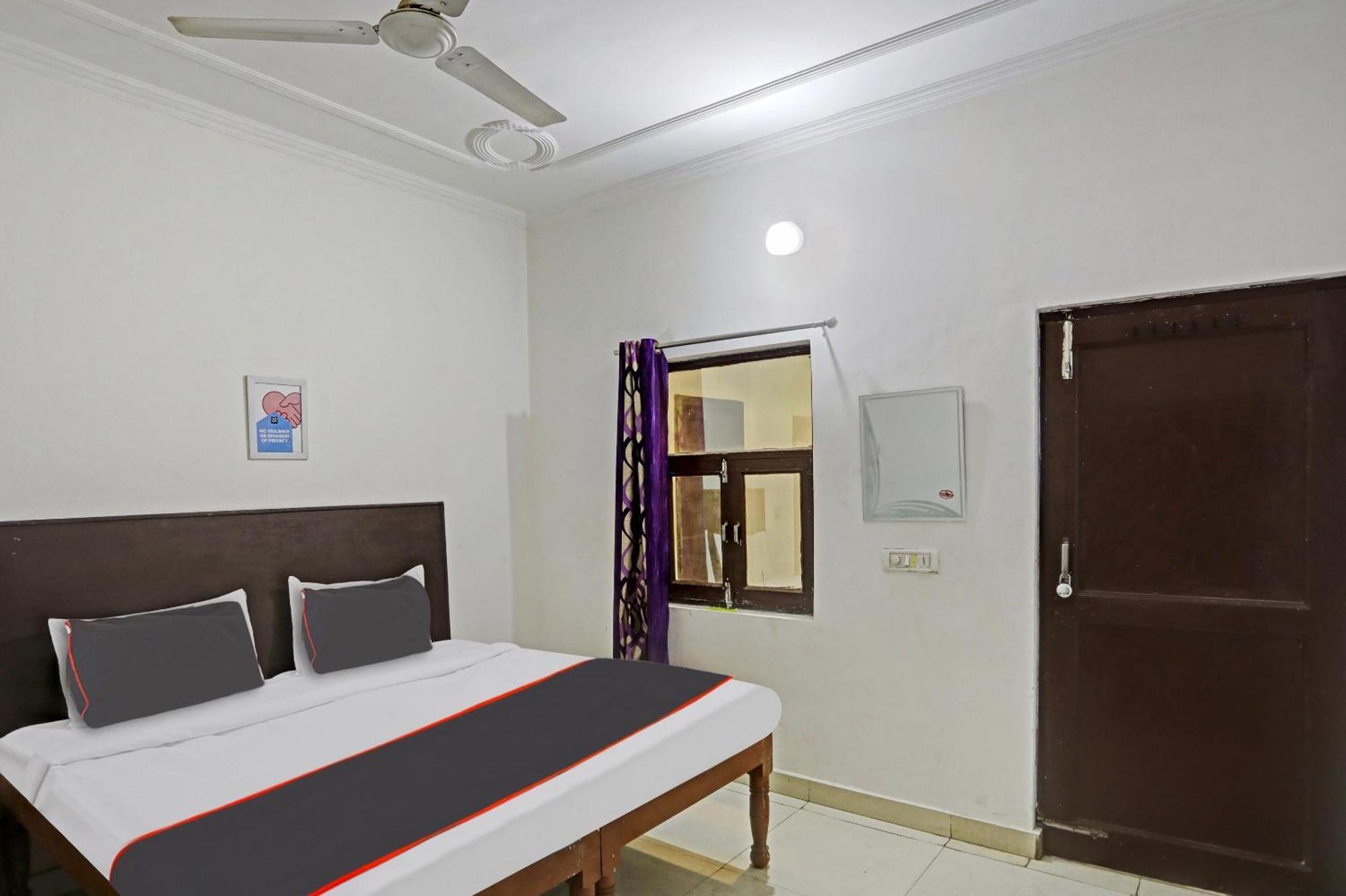 Collection O Mayank Near Iskcon Temple Noida Hotel 4*